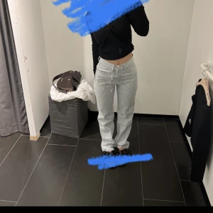 Jeans  - Randiga jeans från Mango. Nyköpta och bara använd någon gång så funderar på att sälja istället. Straight modell och bekväma, sitter bra. 
