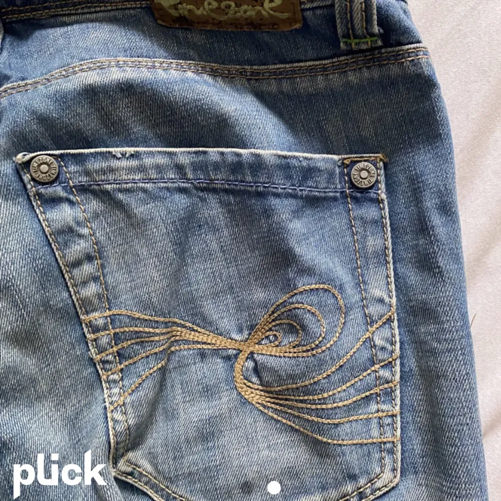 Detta är ett par jeans som jag lagt upp tidigare och därför står det plick på bilden. De kommer inyr till användning längre! 💕Pris kan alltid diskuteras. Farkut & Housut.