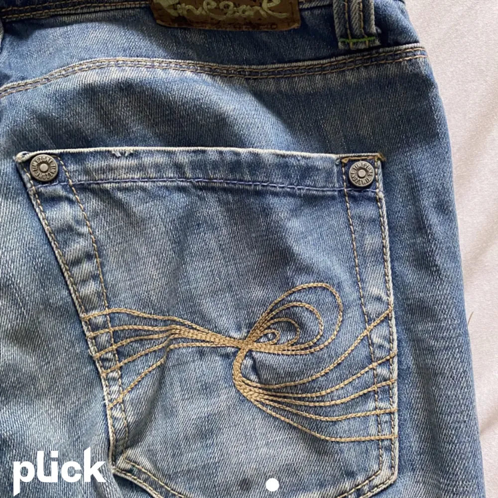 Detta är ett par jeans som jag lagt upp tidigare och därför står det plick på bilden. De kommer inyr till användning längre! 💕Pris kan alltid diskuteras. Jeans & Byxor.