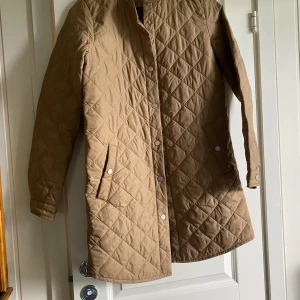 Vila höst/vår jacka strl 36 - Quiltad jacka från Vila längre modell. Använd vid några fåtal tillfällen så den är i nyskick. Perfekt vår och höst jacka. 