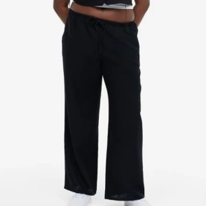 Hm divided linnebyxor svarta  - Linnebyxor från HM divided svarta. Köpta i storlek L som krympt i tvätt, har försökt dra ut dem till min längd (177) men de är lite för korta, når nästan ankeln. Kan mäta innerbenslängd om de önskas. Säljer för 100kr +frakt💓