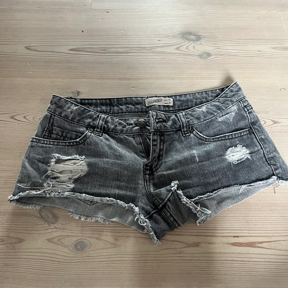 Gråa Low waist shorts från pull and bear. Shortsen är i storlek 34, sitter som en xs. De är köpta på Plick innan men är i bra skick och jag har själv inte användt dem. Kontakta för fler bilder💗. Shorts.