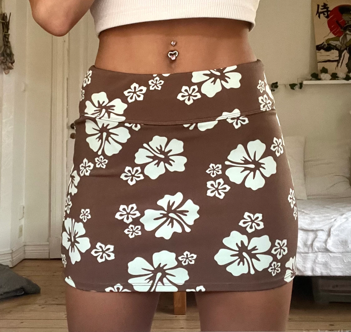 Minikjol med hibiskus   - 90