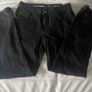 Low straight jeans - Super snygga lågmidjade jeans från carlings! Stretchiga i midjan så passar både någon större eller mindre storlek!🤩