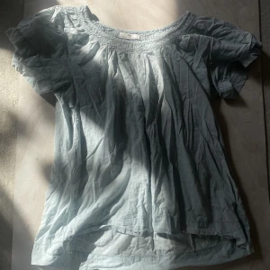 Topp - En så fin topp ifrån DAY! Den är perfekt både till vardags och till när man ska vara mer finklädd!💕