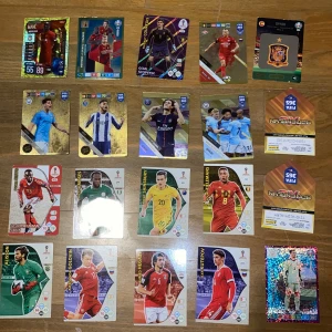 Fotbollskort  - Säljer Olika Fotbolls kort  Säljer antingen som ett sätt för 100kr eller enskilt - enskilt kan priset variera mellan 15-35kr 