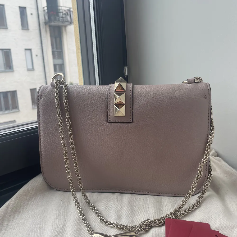 Så snygg beige/rosa valentino väska i modellen glam lock. Den är i jättebra skick utan defekter och ser som ny ut!  Dustbag och kvitto från Nathalie Shuterman medföljer💖. Väskor.