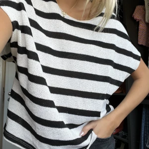 Zara topp - Randig topp med knappar på axlarna🖤🤍