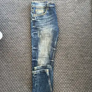 Sjukt snygga jeans som tyvärr blivit för tighta för mig. De är lite mörkare i verkligheten än vad det ser ut på bilderna på de ”ljusa/slitna” områdena.