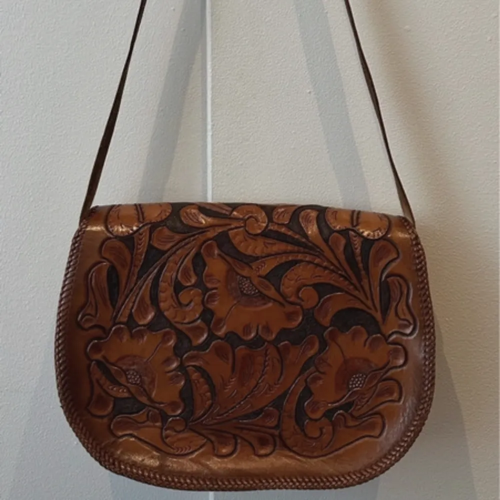 gorgeous vintage 60s/70s inlaid leather showlder bag with flowers decoration.  Perfect condition 🌼. Väskor.