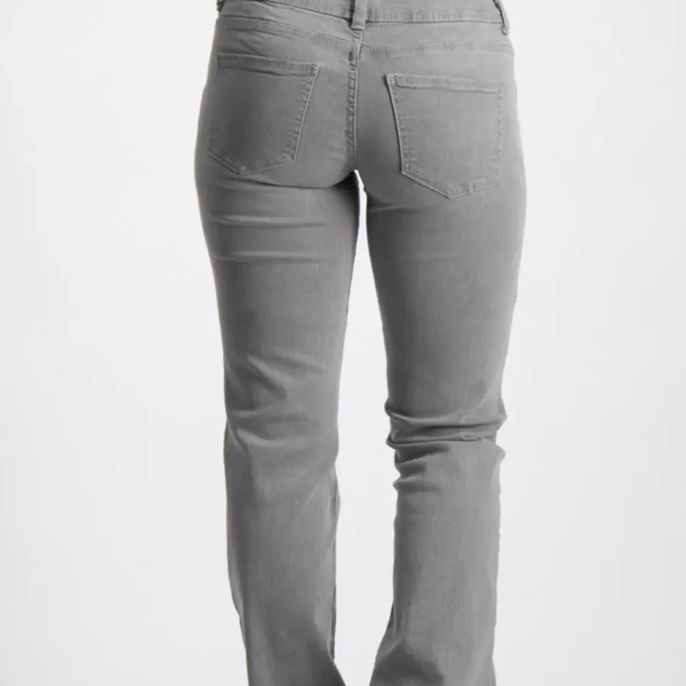 Jätte snygga Lågmidjade bootcut jeans från Gina tricot. Slutsålda överallt i denna storlek. Säljer pga köpte fel storlek kan även tänka mig byta. Lågmidjade helt nya med lappen kvar💕💕. Jeans & Byxor.