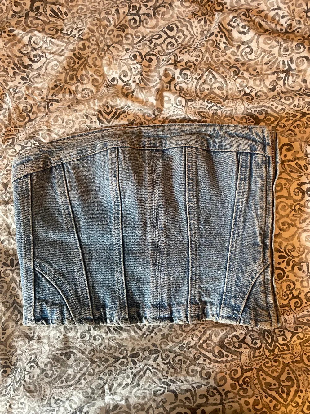Säljer denna jeans korsett från zara då den är för liten jag kan också tänka mig att byta mot en i stl M. Toppar.