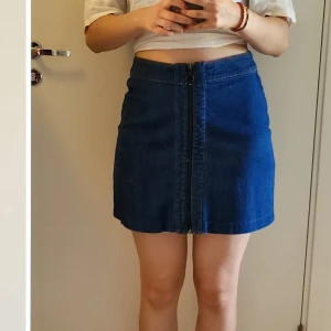 Stilren jeanskjol - Snygg jeanskjol med lång dragkedja. 