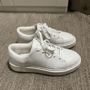 Vita sneakers - Jätte fina vita sneakers från Mango. Har använt två gånger, fint skick. Storlek 40.