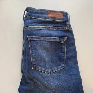 Tommy Hilfiger jeans i storlek 27/30 (waist/length). Knappt använda, är i väldigt fint skick. Tyvärr är dem för små för mig.
