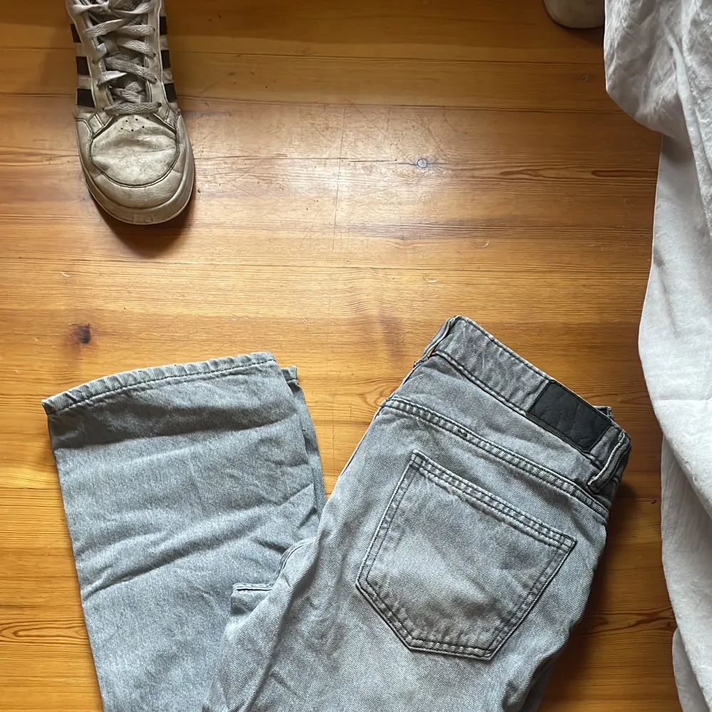 Säljer mina super fina gråa jeans! De är midwaist. De kommer ifrån lager 157 och är köpte för 400 kr och använda Max 5 ggr, så i superfint skick! Säljs pga att jag har för mycket kläder och behöver bli av med kläder. Pris går att diskutera vid snabb affär. Jeans & Byxor.