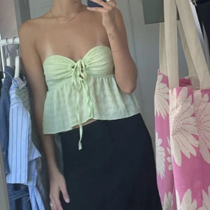 Grön off-shoulder - Grön off - shoulder tröja i luftigt material. Superfin nu till sommaren!  Tyvärr är den en aning stor för mig.
