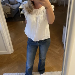 Vit blus  - Blus från other stories i fint skick 💓