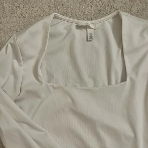 Basic tröja - Säljer denna topp från hm som aldrig kommer till användning. Köptes för nån månad sen och passar till allt!💞