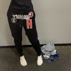 hoodrich byxor  - Ett par svarta hoodrich byxor i storlek XS ifrån Jdsports. Byxorna är i bra skick och ej använda mycket. 