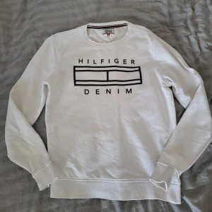 Tommy Hilfiger långärmad tröja/sweatshirt, vit, small - Långärmad tommy hilfiger tröja/sweatshirt, storlek s