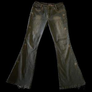 Vintage jeans från märket youypin. Storlek ”t44”.  Midjemått 88cm runt om hela. Innerbenslängd 80. 
