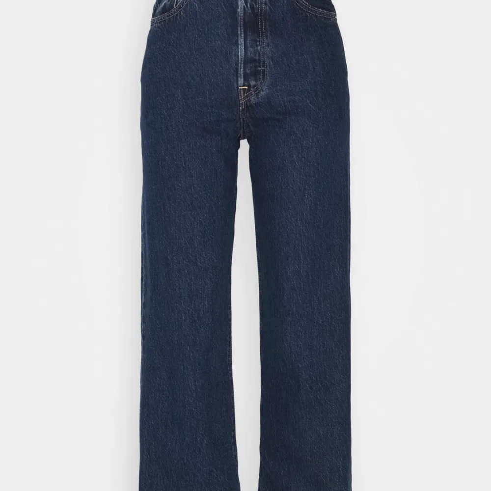 Säljer mina fina ribcage straight Levis jeans då jag vuxit ur dem! Högmidjade, raka och i fint skick! Nypris 1335kr säljer för 300kr . Jeans & Byxor.