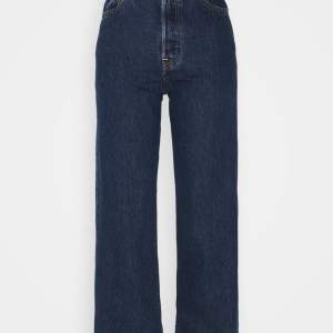 Säljer mina fina ribcage straight Levis jeans då jag vuxit ur dem! Högmidjade, raka och i fint skick! Nypris 1335kr säljer för 300kr 