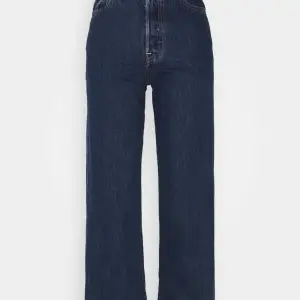 Säljer mina fina ribcage straight Levis jeans då jag vuxit ur dem! Högmidjade, raka och i fint skick! Nypris 1335kr säljer för 300kr 