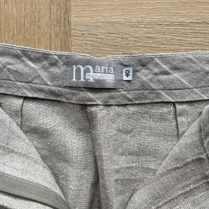 Linnebyxor  - Ljusa linnebyxor från Maria Maruschka! Superfina och med tjockare linne, sällan använda i princip nyskick! Lite korta på mig 176 cm (därför jag säljer) Nypris 2000kr säljer för 450kr 💖