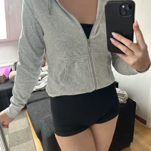 Hoodie cubus - Säljer dessa två hoodies från Cubus då de tyvärr inte längre kommer till användning. Köp en för 20kr och båda för 30kr. Det är storlek m och l men skulle säga att det passar mindre. Pris kan diskuteras💗