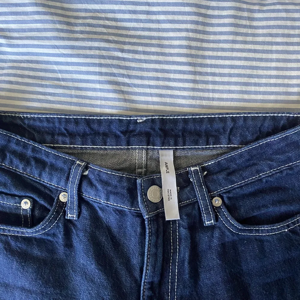 Coola jeans från Weekday med vita sömmar och låg midja 🤍 jag är 166 cm. Priset kan diskuteras. Jeans & Byxor.