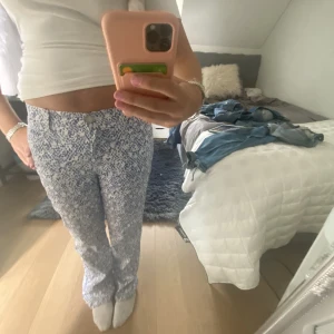 Mönstrade jeans - Mönstrade blå-vita jeans🩵