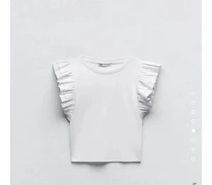 Vitt linne med volanger  - Säljer detta zara linne i storlek S då det är för litet för mig💕 använd fåtal gånger. 