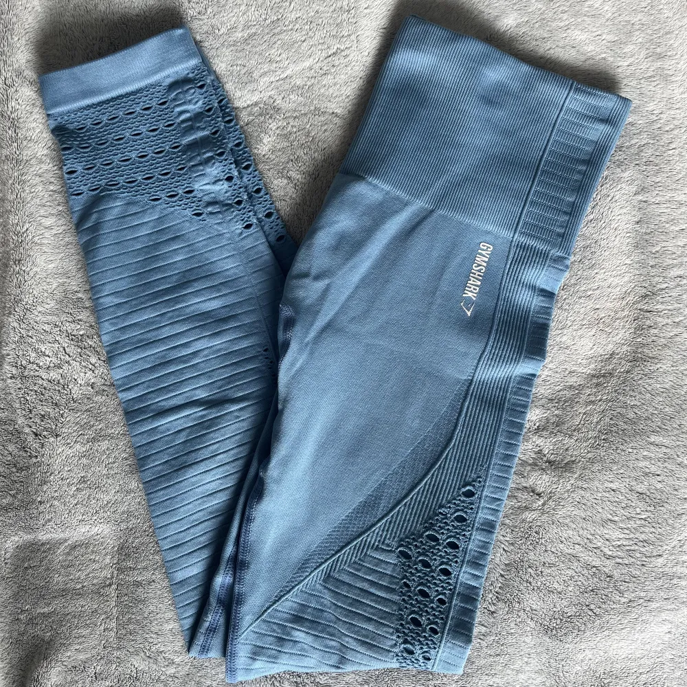 Trendiga Gymshark träningstights i jättefin blå färg och med detaljer längs benen. Knappt använda💗💗. Jeans & Byxor.