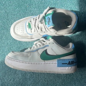 Air force 1 - Snygga af1 som är i helt okej skick. De har en liten skrapa på insidan av sulan (som man ser på sista bilden) men det syns knappast när man andvänder de. Köpare står för frakt. 
