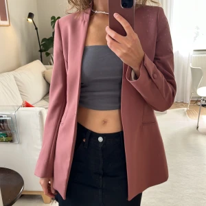 Rosa kavaj  - Knappen där fram kan behövas fixas lite, går att lösa det genom att sy med en enkel tråd.  Kavaj från ZARA , ordinarie pris 800kr