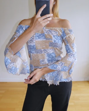 Vintage top - Very good condition, no stains or holes. Stretchy polyester material. Size S, fits true to size. 