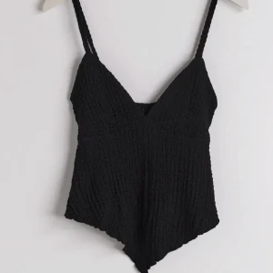  jättesnygg Gina topp uringad   - Jättesnygg topp köpt för inte alls längesen och knappt använts 