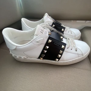 valentino skor - Säljer nu mina valentino skor som jag köpte i slutet av sommaren 2022. De är köpta för 7300kr men säljer de för 4200 då de är i nyskick. BUD PÅ 4500kr. Box, extra skosnöre, dustbag och äktighetsbevis tillkommer💗