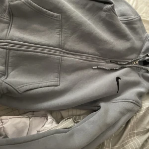Nike tröja  - En förliten tröja för mig säljer gärna till nån som vill ha den funkar för både kille o tjej ljus blå stl xs eller s jag som har m passar inte den är för kort i armarna🥰