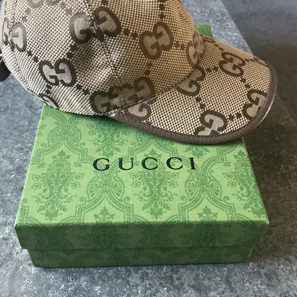 Säljer min Gucci jumbo cap som jag köpt av en vän knappt använd box och dustbag medföljer. Övrigt.
