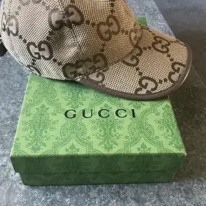 Säljer min Gucci jumbo cap som jag köpt av en vän knappt använd box och dustbag medföljer