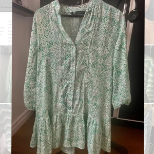 zara klänning - söt och somrig klänning med trekvartsärmar från zara 💚🩵knappt använd