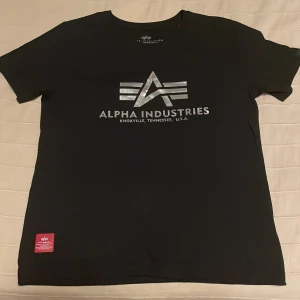 hej - Oanvänd Alpha t-shorts 