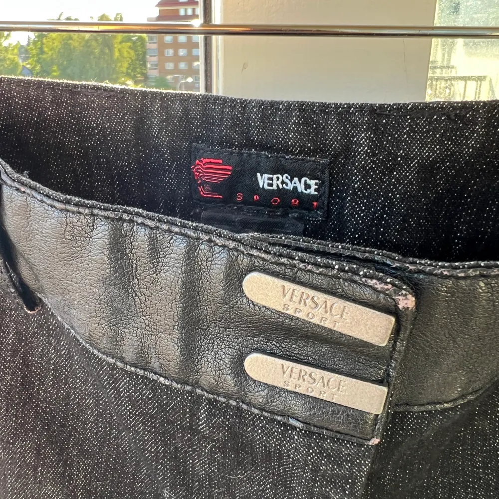 Vintage Versace sport set i mörk jeans, passar xs/s! Byxorna är low waist och passar xs/W-24-25 ish. Raka i passformen!. Kostymer.