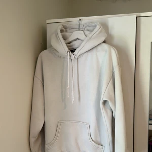 Vit hoodie  - Den är lite nopprig på några ställen men går säkert att fixa är från bikbok.