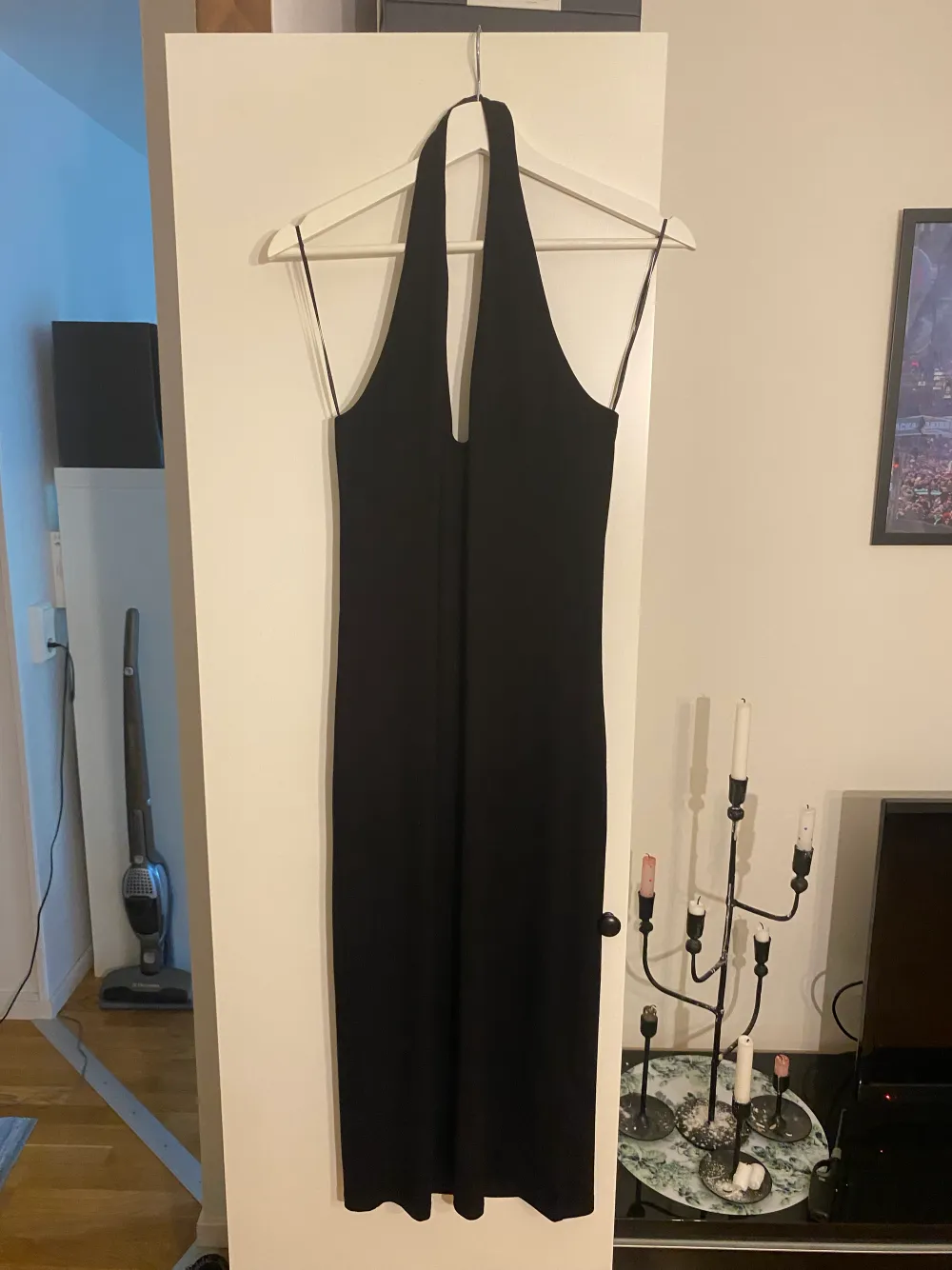 En svart halterneck klänning i midi-modell 💙 Går till under knäna på mig som är 180 🩵Endast testad . Klänningar.