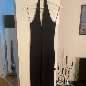 En svart halterneck klänning i midi-modell 💙 Går till under knäna på mig som är 180 🩵Endast testad 