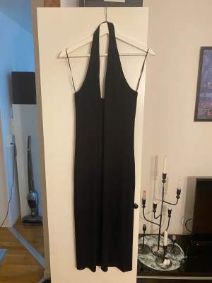 En svart halterneck klänning i midi-modell 💙 Går till under knäna på mig som är 180 🩵Endast testad 